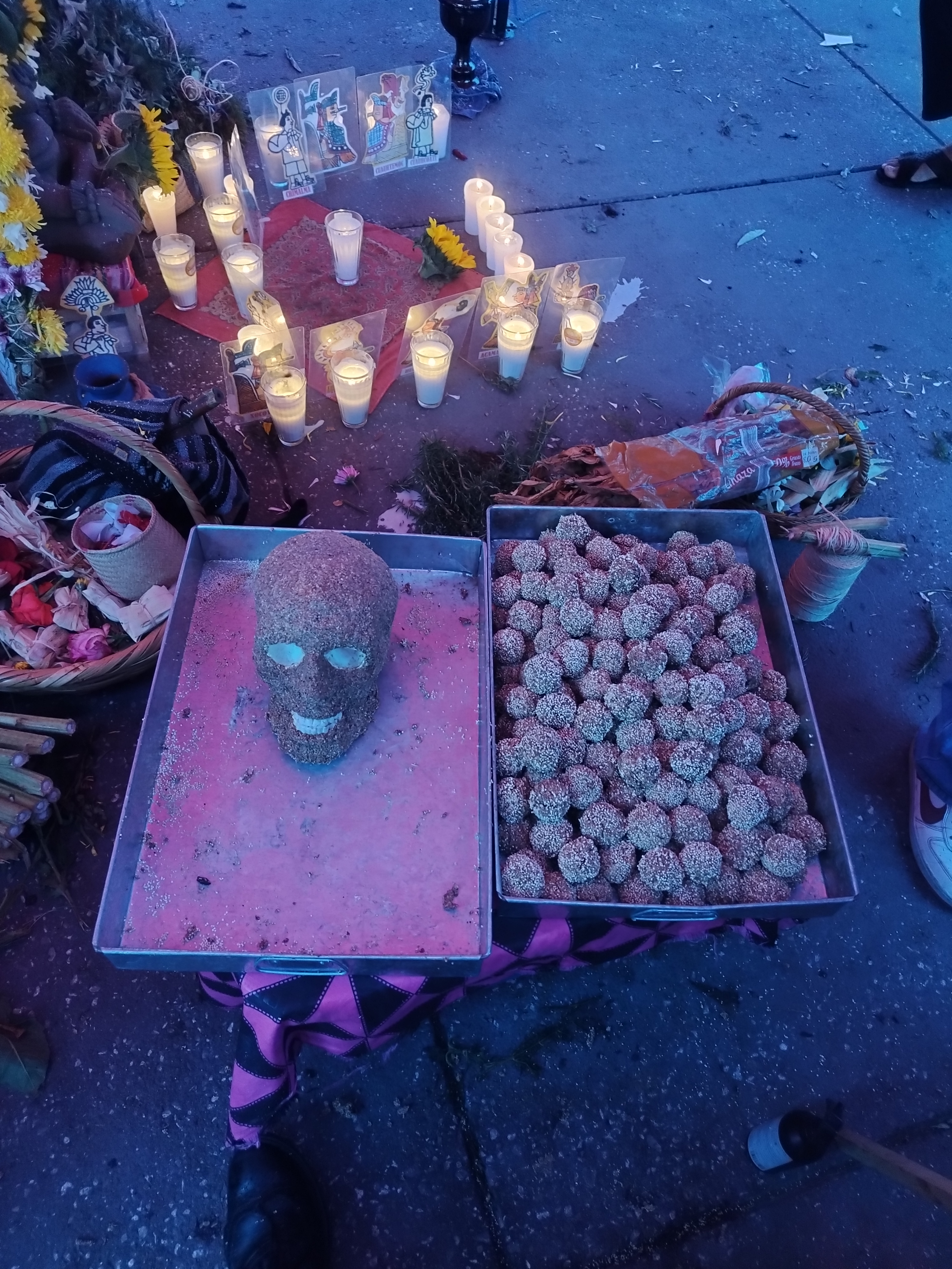 Altar de Día de Muertos con calavera de amaranto